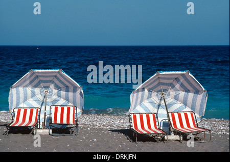 Chaises longues et parasols de plage ou les parasols de plage déserte & Mer Méditerranée Rhodes Grèce Banque D'Images