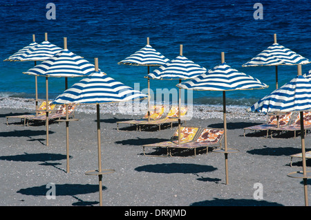 Schéma des parasols de plage Parasols et chaises longues sur la plage déserte et la mer Méditerranée Rhodes Grèce Banque D'Images