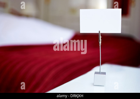 Carte blanche vide sur un porteur de carte dans une chambre d'hôtel Banque D'Images