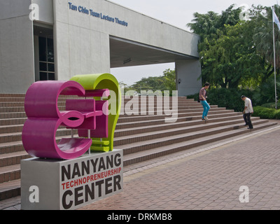 Les étudiants sur le campus de l'Université technique de Nanyang (NTU) à Singapour Banque D'Images