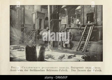 Usine de laminage ferroviaire dans la ville de Nizhnyaya Salda dans les montagnes de l'Oural, Empire russe. Photo vintage en noir et blanc du photographe russe Veniamin Metenkov datée du début du XXe siècle publiée dans le catalogue de cartes postales publié par Veniamin Metenkov lui-même à Yekaterinburg, Russie. Texte en russe: Vue sur la plante de roulement de rail Salda. Vue intérieure de l'usine. Nizhnyaya Salda est une ville de la région de Sverdlovsk, en Russie, située sur la rivière Salda à 205 km d'Yekaterinbourg. Avec la permission de la collection de cartes postales Azoor. Banque D'Images