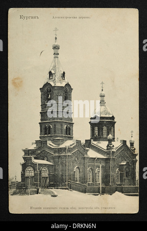 Église Saint-Alexandre dans la ville de Kourgan dans les montagnes de l'Oural, Empire russe. Photo vintage noir et blanc d'un photographe inconnu datée du début du XXe siècle, publiée dans la carte postale d'époque russe. Texte en russe: Kurgan. Église Saint-Alexandre. Avec la permission de la collection de cartes postales Azoor. Banque D'Images