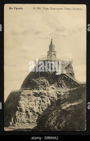 Mines de magnétite au mont Blagodat près de la ville de Kushva dans les montagnes de l'Oural, Empire russe. Photo vintage noir et blanc du photographe russe Veniamin Metenkov datée du début du XXe siècle, publiée dans la carte postale russe vintage publiée par Veniamin Metenkov lui-même à Yekaterinburg, Russie. Texte en russe: Dans l'Oural. Monter Blagodat près de Kushva. Kushva est une ville de la région de Sverdlovsk, en Russie, située à environ 198 km de Yekaterinburg. Avec la permission de la collection de cartes postales Azoor. Banque D'Images