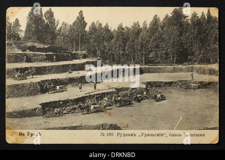 Mine de fonte ouverte près de la ville de Kyshtym dans les montagnes de l'Oural, Empire russe. Photo vintage noir et blanc du photographe russe Veniamin Metenkov datée du début du XXe siècle, publiée dans la carte postale russe vintage publiée par Veniamin Metenkov lui-même à Yekaterinburg, Russie. Texte en russe: Dans l'Oural. Mine 'Uralsky' près de Kyshtym. Kyshtym est une ville de la région de Chelyabinsk, en Russie, située à 90 km de Chelyabinsk. Avec la permission de la collection de cartes postales Azoor. Banque D'Images