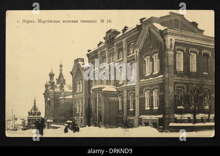 Gymnase pour femmes dans la ville de Perm, Empire russe. Photo vintage noir et blanc d'un photographe inconnu datée du début du XXe siècle, publiée dans la carte postale vintage russe publiée par A.S. Suvorin, 1913. Texte en russe: Perm. Gymnase pour femmes Mariinskaya. Avec la permission de la collection de cartes postales Azoor. Banque D'Images