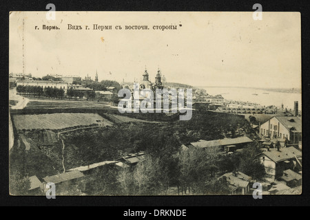 Kama River dans la ville de Perm, Empire russe. Photo vintage noir et blanc d'un photographe inconnu datée du début du XXe siècle, publiée dans la carte postale d'époque russe. Texte en russe: Vue sur Perm du côté est. Avec la permission de la collection de cartes postales Azoor. Banque D'Images