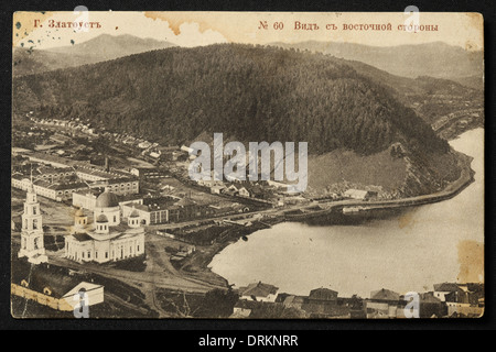 Usine de Zlatoust dans les montagnes de l'Oural, Empire russe. Photo vintage noir et blanc du photographe russe Veniamin Metenkov datée du début du XXe siècle, publiée dans la carte postale russe vintage publiée par Veniamin Metenkov lui-même à Yekaterinburg, Russie. Texte en russe: Zlatoust. Vue de l'est. Zlatoust est une ville de la région de Chelyabinsk, en Russie, située sur la rivière Ay à environ 160 km de Chelyabinsk. Avec la permission de la collection de cartes postales Azoor. Banque D'Images