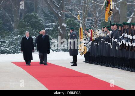 Berlin, Allemagne. 28 janvier, 2014. Le Président allemand Gauck se félicite le chef de l'État indépendant du Samoa, Tui Atua Tupua Tamasese Efi, avec les honneurs militaires au Palace Bellevue de Berlin. / Photo : Président Joachin Gauck de Tupua Tamasese Tupuola allemand et Tufuga Efi de Samoa. Credit : Reynaldo Paganelli/NurPhoto ZUMAPRESS.com/Alamy/Live News Banque D'Images