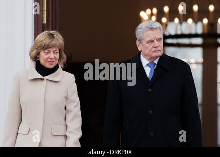 Berlin, Allemagne. 28 janvier, 2014. Le Président allemand Gauck se félicite le chef de l'État indépendant du Samoa, Tui Atua Tupua Tamasese Efi, avec les honneurs militaires au Palace Bellevue de Berlin. / Photo : Président Joachin Gauck de l'allemand et Daniela Schadt, Allemand première dame. Credit : Reynaldo Paganelli/NurPhoto ZUMAPRESS.com/Alamy/Live News Banque D'Images