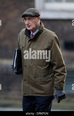 London, UK, UK. 28 janvier, 2014. Sir George YOUNG Bt MP, whip en chef et secrétaire parlementaire du Conseil du Trésor assiste à la réunion hebdomadaire du cabinet au n° 10 Downing Street dans la ville de Westminster, Londres. © Tal Cohen/ZUMAPRESS.com/Alamy Live News Crédit : ZUMA Press, Inc./Alamy Live News Banque D'Images