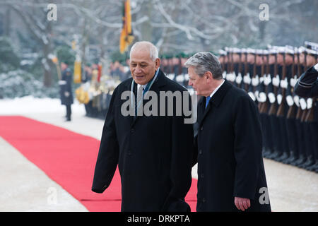 Berlin, Allemagne. 28 janvier, 2014. Le Président allemand Gauck se félicite le chef de l'État indépendant du Samoa, Tui Atua Tupua Tamasese Efi, avec les honneurs militaires au Palace Bellevue de Berlin. / Photo : Président Joachin Gauck de Tupua Tamasese Tupuola allemand et Tufuga Efi de Samoa. Credit : Reynaldo Paganelli/NurPhoto ZUMAPRESS.com/Alamy/Live News Banque D'Images