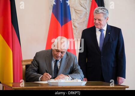 Berlin, Allemagne. 28 janvier, 2014. Le Président allemand Gauck se félicite le chef de l'État indépendant du Samoa, Tui Atua Tupua Tamasese Efi, avec les honneurs militaires au Palace Bellevue de Berlin. / Photo : Président Joachin Gauck de Tupua Tamasese Tupuola allemand et Tufuga Efi de Samoa. Credit : Reynaldo Paganelli/NurPhoto ZUMAPRESS.com/Alamy/Live News Banque D'Images