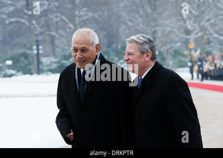 Berlin, Allemagne. 28 janvier, 2014. Le Président allemand Gauck se félicite le chef de l'État indépendant du Samoa, Tui Atua Tupua Tamasese Efi, avec les honneurs militaires au Palace Bellevue de Berlin. / Photo : Président Joachin Gauck de Tupua Tamasese Tupuola allemand et Tufuga Efi de Samoa. Credit : Reynaldo Paganelli/NurPhoto ZUMAPRESS.com/Alamy/Live News Banque D'Images