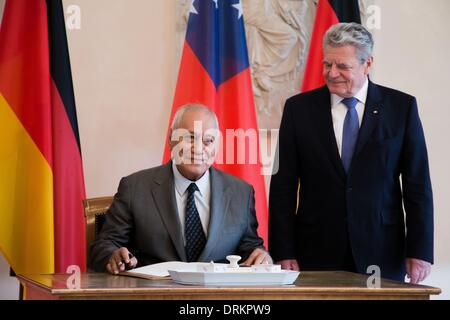 Berlin, Allemagne. 28 janvier, 2014. Le Président allemand Gauck se félicite le chef de l'État indépendant du Samoa, Tui Atua Tupua Tamasese Efi, avec les honneurs militaires au Palace Bellevue de Berlin. / Photo : Président Joachin Gauck de Tupua Tamasese Tupuola allemand et Tufuga Efi de Samoa. Credit : Reynaldo Paganelli/NurPhoto ZUMAPRESS.com/Alamy/Live News Banque D'Images