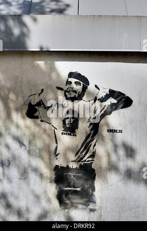 Graffiti Art pochoir représentant Che Guevara portant un t-shirt montrant son visage, par l'artiste Dolk. Bergen, Norvège. Banque D'Images