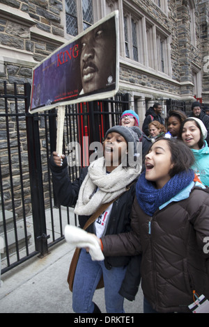 Martin Luther King Day annuel défilé dans Harlem avec des discours par des élèves de l'École Pays Manhattan Banque D'Images