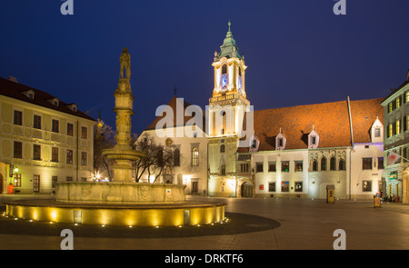 BRATISLAVA, Slovaquie - 23 janvier 2014 : place principale de crépuscule du soir avec la mairie et l'église des Jésuites. Banque D'Images