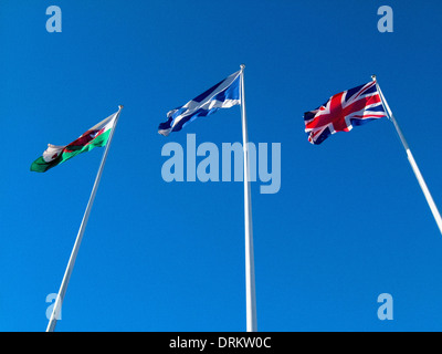 Drapeaux contre le ciel bleu Banque D'Images