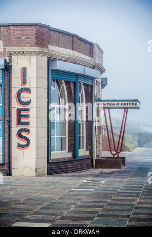 Rendezvous Seafront Cafe situé sur la promenade du Nord, Whitley Bay, dans un port de mer. Banque D'Images