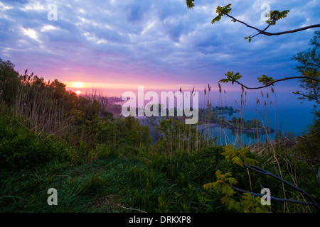 Juillet Le soleil se lève sur la cathédrale Bluffs de Bluffeurs Park le long de la rive du lac Ontario, à Scarborough, au milieu d'une vague Banque D'Images