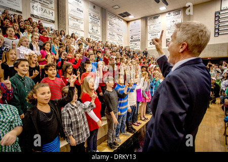 Un professeur de musique de l'école intermédiaire multiraciale dirige les enfants chantent des chants de Noël comme un groupe à un concert de l'école dans la région de Aliso Viejo, CA Banque D'Images