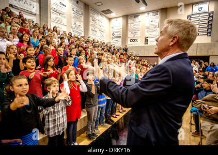 Un professeur de musique de l'école intermédiaire multiraciale dirige les enfants chantent des chants de Noël comme un groupe à un concert de l'école dans la région de Aliso Viejo, CA Banque D'Images