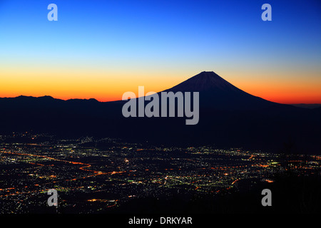 Mt. Fuji et Kofu city à l'aube, Yamanashi, Japon Banque D'Images