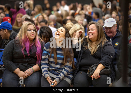 Deux "plus-size' adolescentes partagent un rire avec un ami dans une école secondaire concert à Aliso Viejo, CA. Banque D'Images