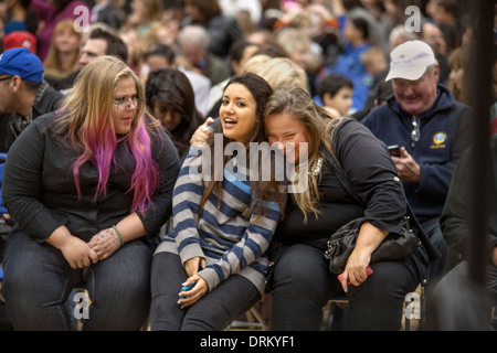 Deux "plus-size' adolescentes partagent un rire avec un ami dans une école secondaire concert à Aliso Viejo, CA. Remarque cheveux violet. Banque D'Images