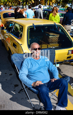 Miami Beach Florida,Ocean Drive,week-end art déco,festival,foire de rue,événement,antique voiture classique voiture exposition automobile,1973 Volvo 1800ES,seniors Banque D'Images