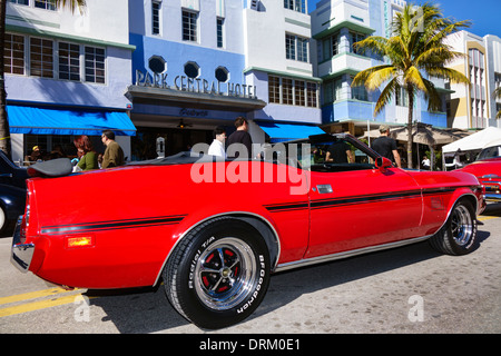 Miami Beach Florida,Ocean Drive,week-end art déco,festival,foire de rue,antique voiture classique exposition automobile,1973 Ford Mustang,convertible,rouge,FL14012212 Banque D'Images