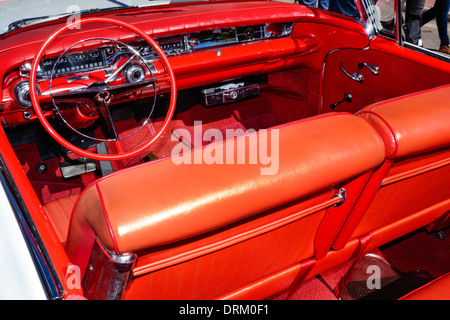 Miami Beach Florida, Ocean Drive, week-end art déco, festival, foire de rue, exposition automobile classique antique, 1958 Buick Special, intérieur, tableau de bord Banque D'Images