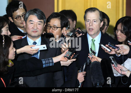 Séoul, Corée du Sud. 29 janvier, 2014. L'envoyé spécial américain pour la République populaire démocratique de Corée (RPDC) Politique Glyn Davies (1e R avant) et Cho Tae-yong (2ème R avant), négociateur de la Corée du Sud haut de la Corée du Nord sur les questions nucléaires, parler à la presse au ministère des Affaires étrangères à Séoul, Corée du Sud, le 29 janvier 2014. Credit : Park Jin-hee/Xinhua/Alamy Live News Banque D'Images