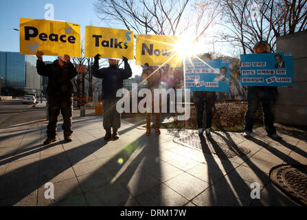 Séoul, Corée du Sud. 29 janvier, 2014. Sud-coréen des manifestants contre les États-Unis tiennent des pancartes pendant un rassemblement des pourparlers de paix de la demande entre la République populaire démocratique de Corée (RPDC) et les États-Unis devant le ministère des Affaires étrangères à Séoul, Corée du Sud, le 29 janvier 2014. Credit : Park Jin-hee/Xinhua/Alamy Live News Banque D'Images