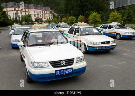 Les chauffeurs de taxi chinois attendent des passagers des taxis / chauffeur / dans leur voiture à une grande et très propre et organisé cab rank. Au Sichuan, en Chine. (67) Banque D'Images