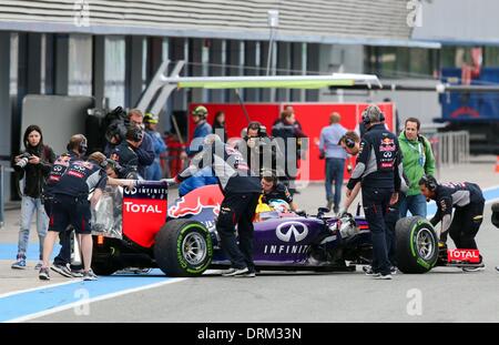 Jerez de la Frontera, Espagne . 28 janvier, 2014. Jerez de la Frontera, au sud de l'Espagne. 28 janvier, 2014. Repousser la mécanique des voitures de course de Formule 1 Allemand de Sebastian Vettel (Red Bull lors de la session de formation pour la prochaine saison de Formule 1 au Jerez à Jerez de la Frontera, Espagne du Sud, 28 janvier 2014. Photo : Jens Buettner/dpa/Alamy Live News Crédit : afp photo alliance/Alamy Live News Banque D'Images