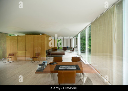 Farnsworth House, Plano, États-Unis. Architecte : Ludwig Mies van der Rohe, 1951. Vue de l'intérieur de Farnsworth House. Banque D'Images