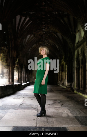 Portrait du Dr Lucy Worsley, historien, conservateur, auteur, communicateur, portant robe vert à la Cathédrale de Canterbury, Kent, UK Banque D'Images