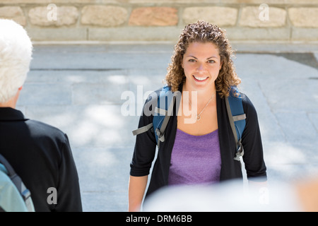 Sac à dos avec des étudiants sur le campus du Collège Permanent Banque D'Images