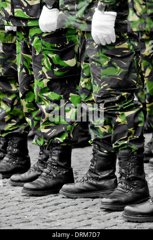 Des soldats en uniforme militaire camouflage en position de repos Banque D'Images