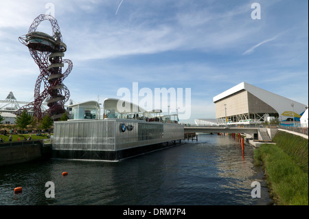 Vue de dessus la rivière Lea, vers le Pavillon du groupe BMW et le certre aquatique dans le parc olympique. Banque D'Images