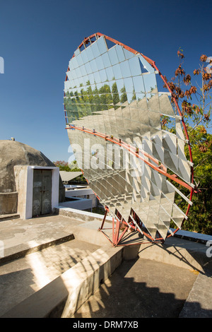 Cuisinières solaires dans le Barefoot College à Tilonia, Rajasthan, Inde. Banque D'Images