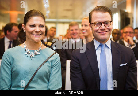 Düsseldorf, Allemagne. 29 janvier, 2014. La princesse Victoria de Suède et le Prince Daniel lors de leur visite au siège de l'Ericsson à Duesseldorf, Allemagne, du 29 janvier 2014. L'Agence suédoise de la famille royale sont sur une visite de deux jours en Allemagne. Photo : JAN-PHILIPP STROBEL/dpa/Alamy Live News Banque D'Images