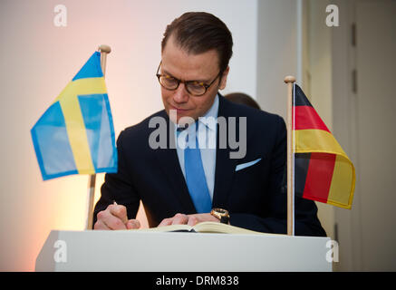 Düsseldorf, Allemagne. 29 janvier, 2014. Le Prince Daniel signe le livre d'Ericsson au siège à Düsseldorf, Allemagne, du 29 janvier 2014. L'Agence suédoise de la famille royale sont sur une visite de deux jours en Allemagne. Photo : JAN-PHILIPP STROBEL/dpa/Alamy Live News Banque D'Images