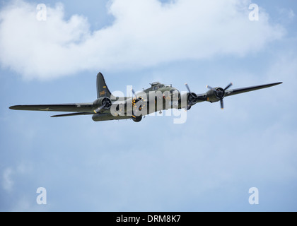 L'USAAF WW2 préservé bombardier B-17 'Sally B' battant à Duxford Banque D'Images