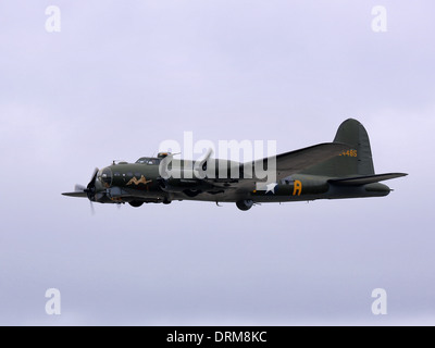 L'USAAF WW2 préservé bombardier B-17 'Sally B' battant à Duxford Banque D'Images