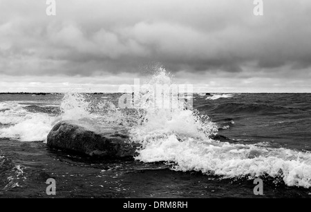 Vagues blanc frappé un gros rocher dans la mer Banque D'Images