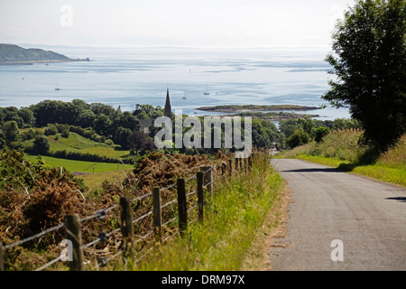 Vue sud sur Millport et le Firth of Clyde de Gladstone Hill sur l'île de Great (Cumbrae), North Ayrshire, Scotland, UK Banque D'Images