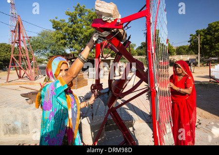 Les femmes la construction de cuisinières solaires dans le Barefoot College à Tilonia, Rajasthan, Inde. Banque D'Images