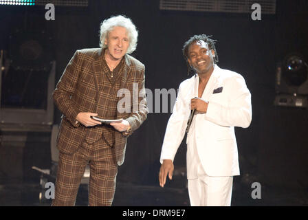 Berlin-Adlershof, Allemagne. 28 janvier, 2014. Presentor Thomas Gottschalk et musicien Dr. Alban pendant l'enregistrement de l'RTL show 'Retour à l'école - Gottschalk's Big Réunion de classe' à Berlin-Adlershof, Allemagne, 28 janvier 2014. L'épisode sera diffusé le 21 février à 20 h 15. Photo : JOERG CARSTENSEN/dpa/Alamy Live News Banque D'Images